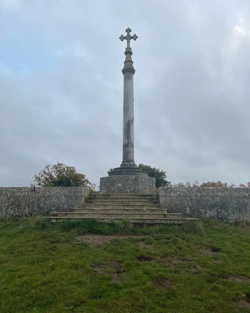 image of the stone cross at Lockinge